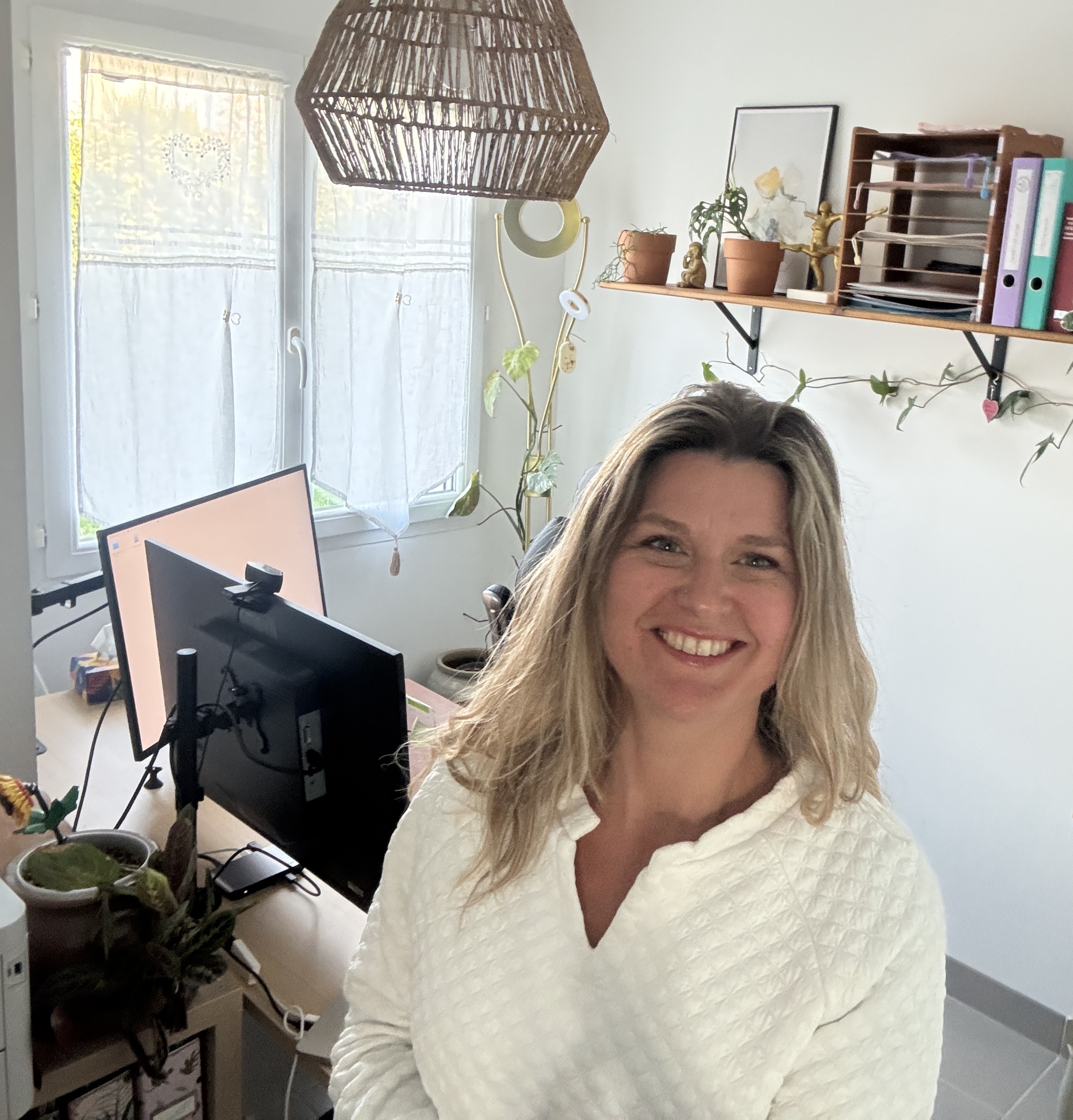 Sandrine dans son bureau
